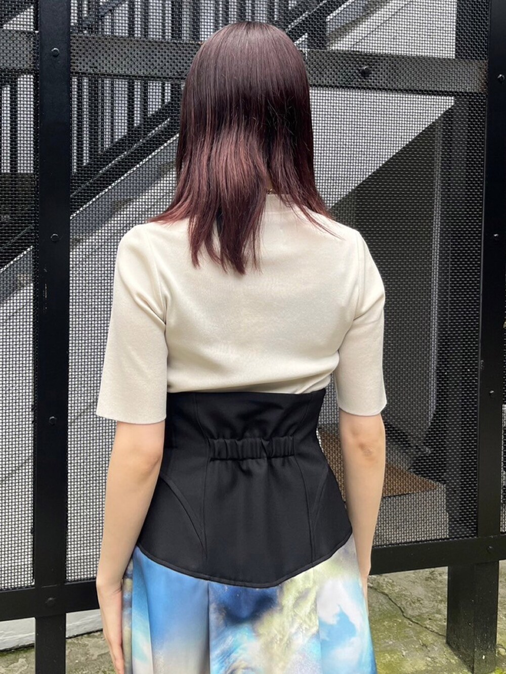 ホワイト系のニット/セーター、その他のスカートを着用したレディースの春コーディネートの7枚目の写真