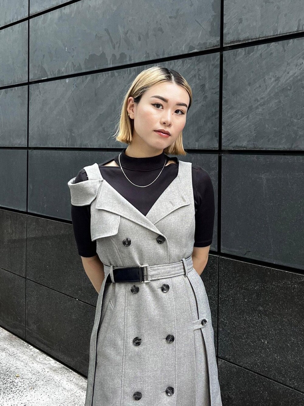 ブラウン系のTシャツ/カットソー、ブラック系のジャンパースカートを着用したレディースの秋コーディネートの4枚目の写真