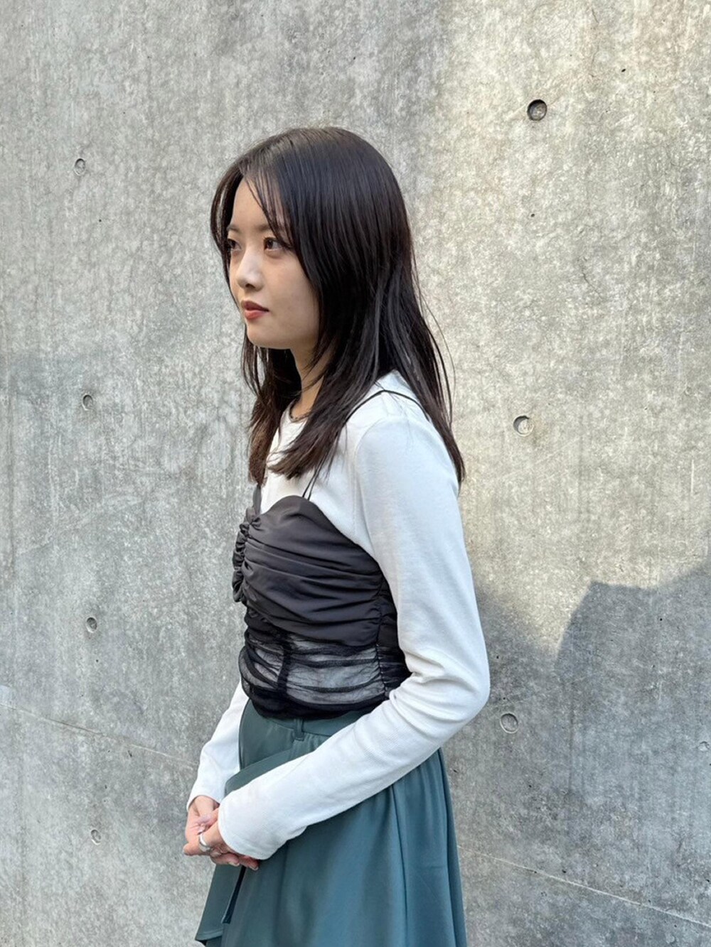 「UNITED TOKYOのギャザービスチェコンビTEE（Tシャツ/カットソー、ホワイト系）」を使った、UNITED TOKYO STAFFさん（レディース・163cm）の秋コーディネートの5枚目の写真