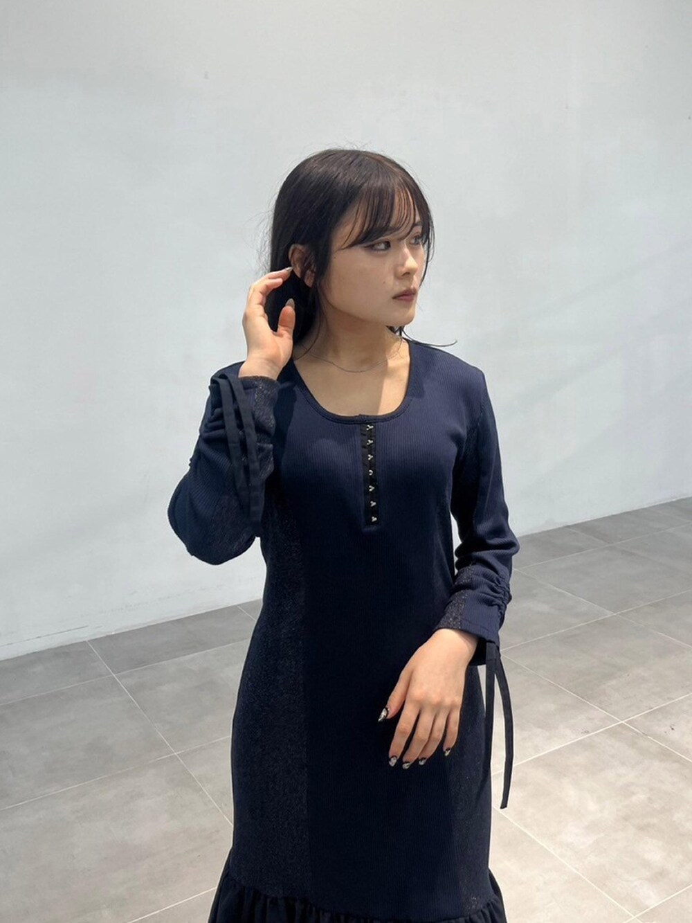 ブルー系のワンピースを着用したレディースの秋コーディネートの4枚目の写真