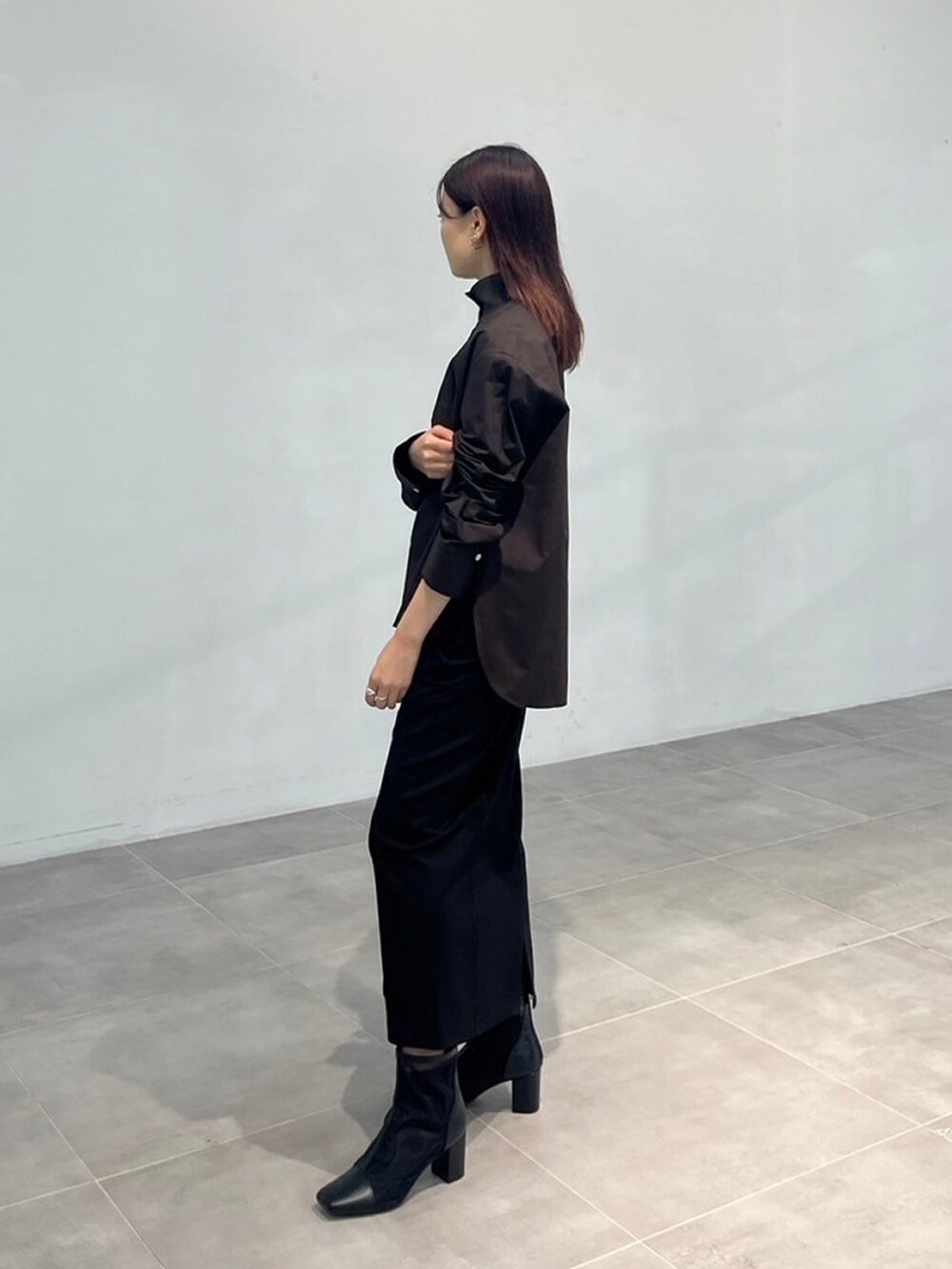 ブラウン系のシャツ/ブラウス、ブラック系のスカートを着用したレディースの秋コーディネートの2枚目の写真