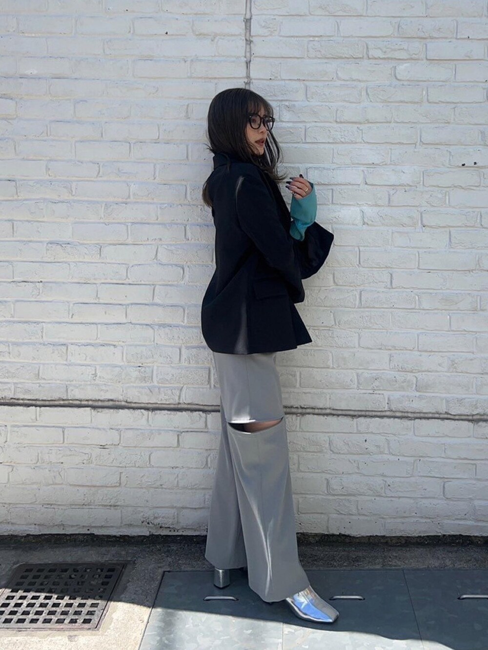 ブラック系のテーラードジャケットを着用したレディースの春コーディネートの4枚目の写真