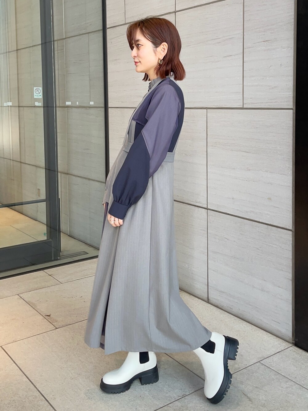 グレー系のシャツワンピースを着用したレディースの春コーディネートの2枚目の写真