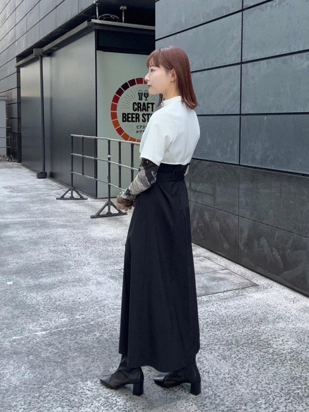 ホワイト系のワンピース、グレー系のTシャツ/カットソーを着用したレディースの春コーディネートの3枚目の写真