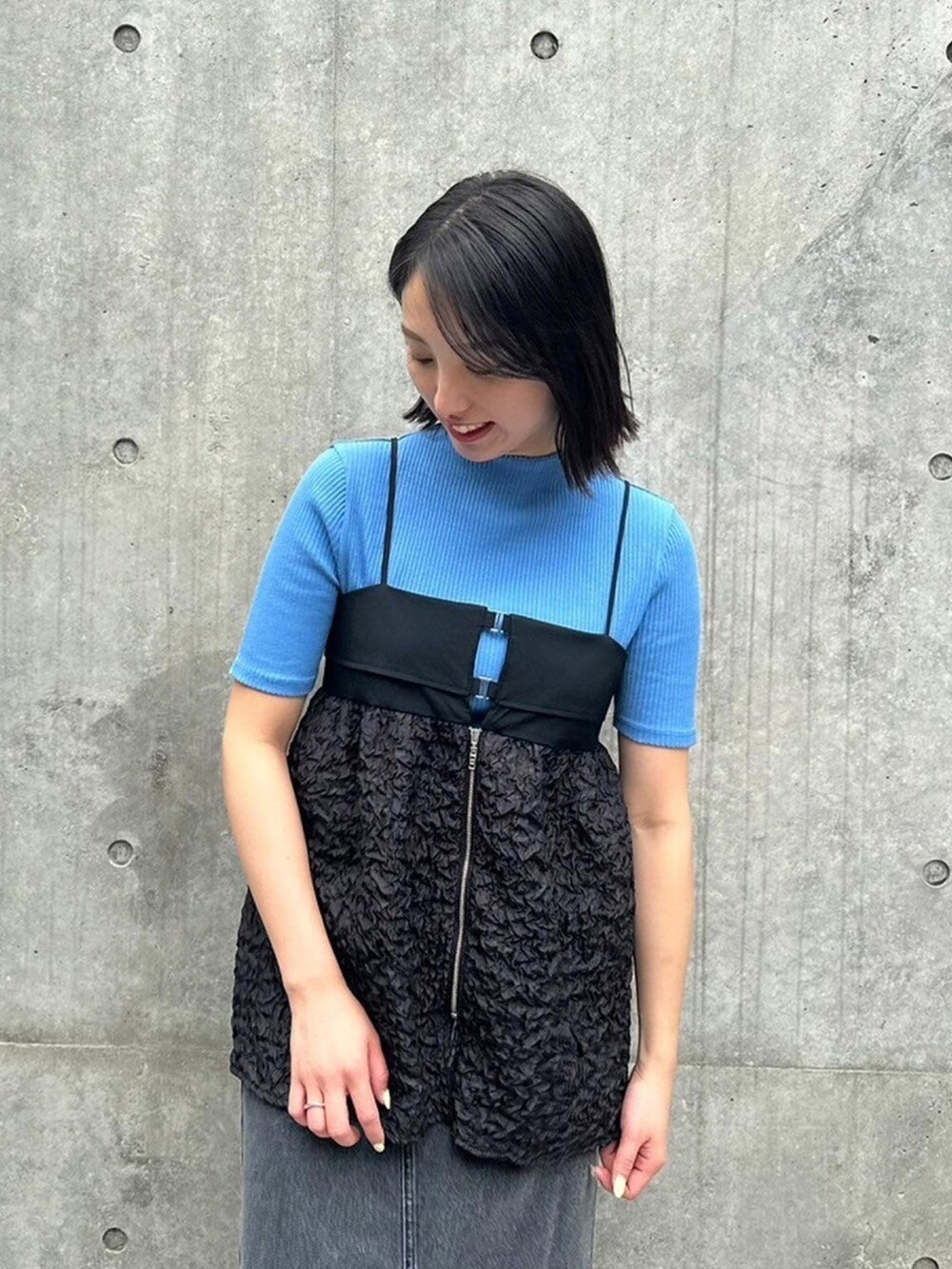 ブラック系のキャミソール、ブルー系のTシャツ/カットソーを着用したレディースの春コーディネートの5枚目の写真