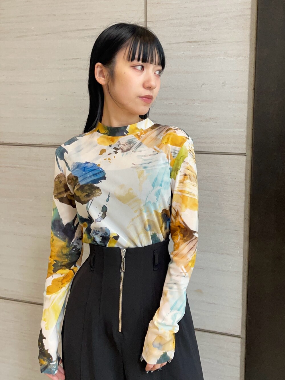 イエロー系のTシャツ/カットソー、ブラック系のその他パンツを着用したレディースの春コーディネートの2枚目の写真