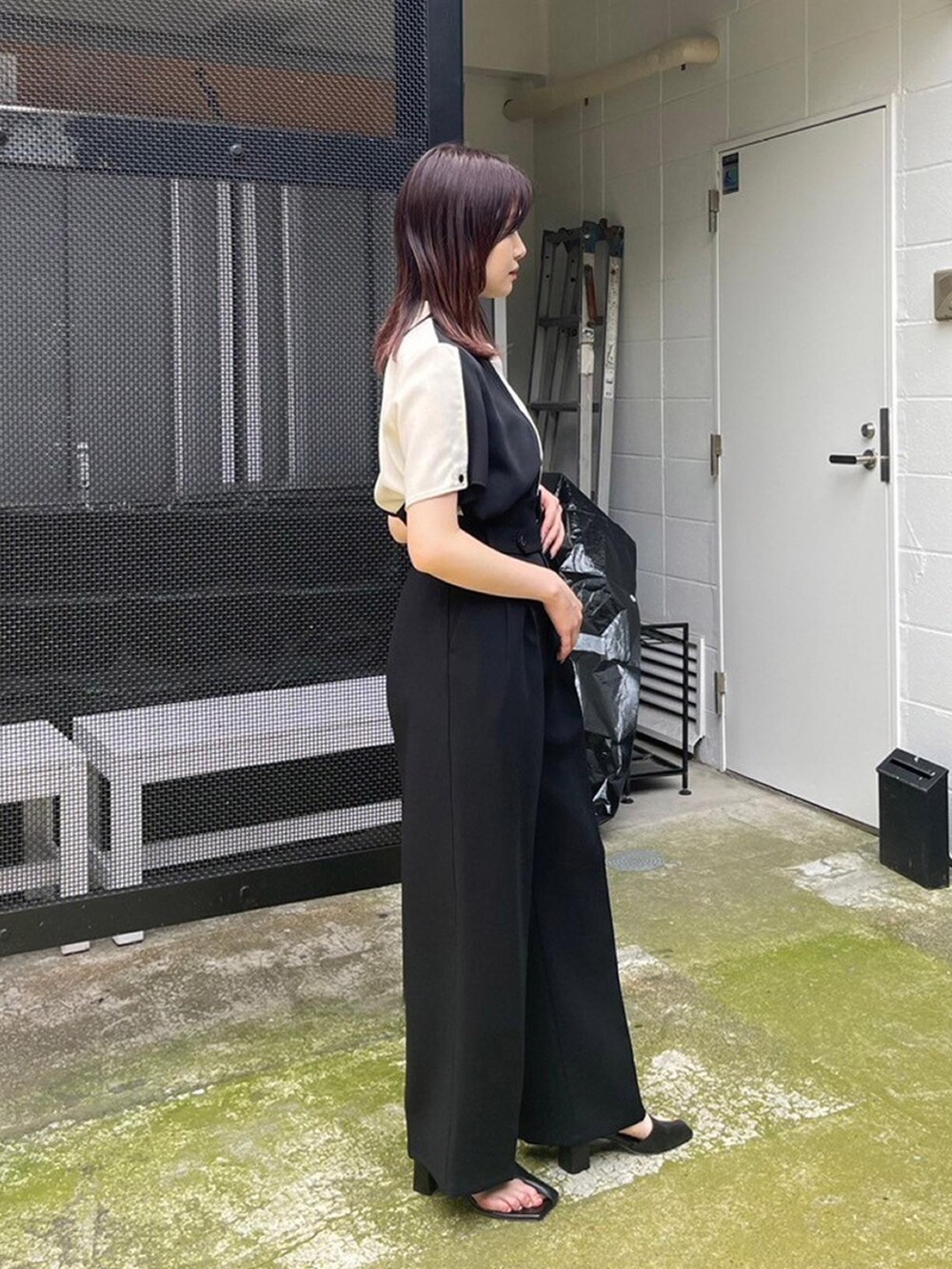 ベージュ系のシャツ/ブラウス、ブラック系のスラックスを着用したレディースの春コーディネートの5枚目の写真