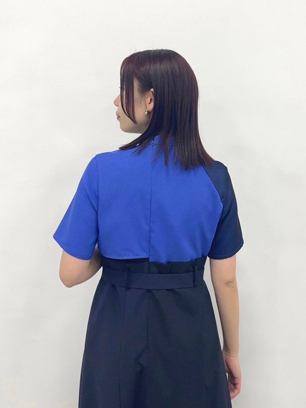 ブルー系のワンピースを着用したレディースの春コーディネートの6枚目の写真