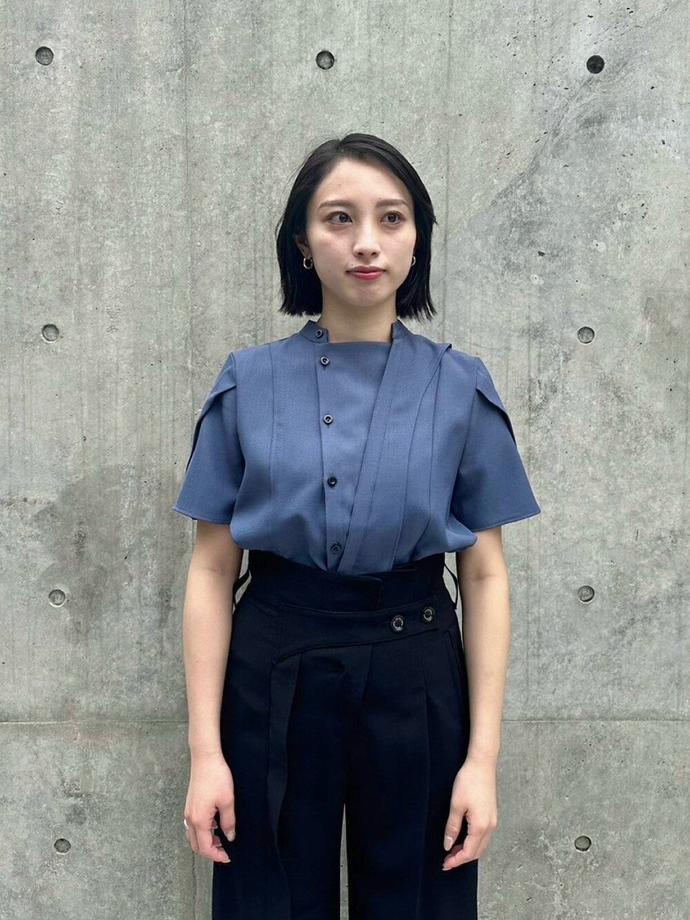 ブルー系のシャツ/ブラウス、ブラック系のスラックスを着用したレディースの春コーディネートの5枚目の写真