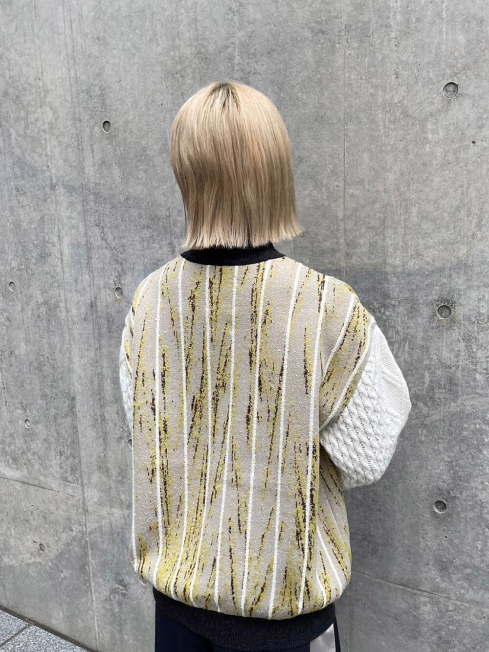 その他のニット/セーター、ブルー系のその他パンツを着用したレディースの秋コーディネートの5枚目の写真