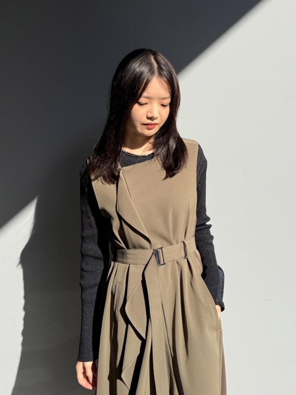 「UNITED TOKYOのシャドウラメリブニット（ニット/セーター、ブラック系）」を使った、UNITED TOKYO STAFFさん（レディース・163cm）の秋コーディネートの4枚目の写真