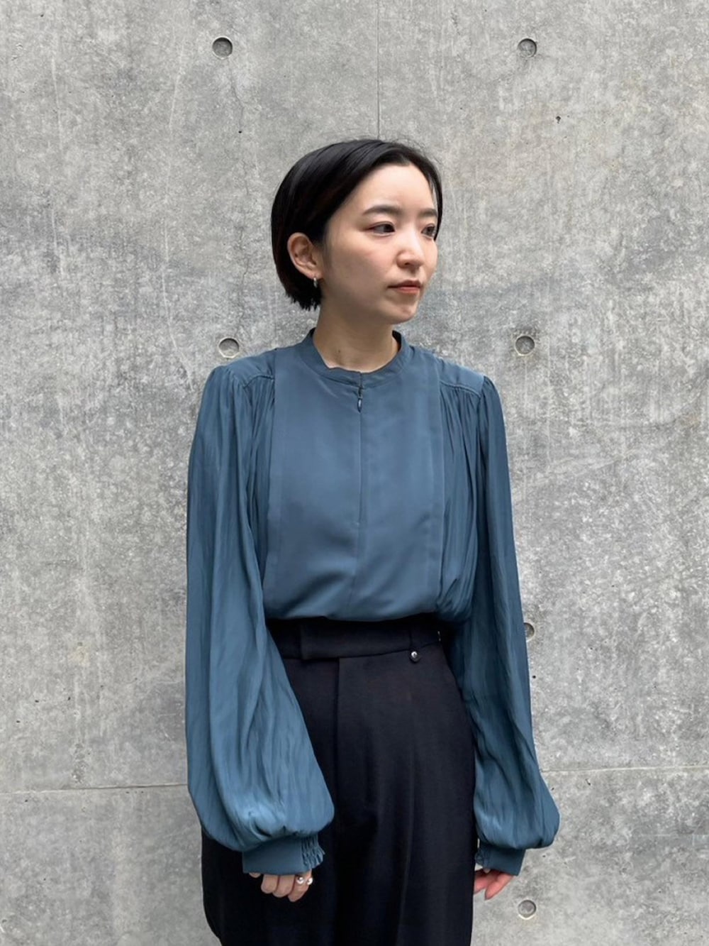 ブルー系のシャツ/ブラウス、ブラック系のその他パンツを着用したレディースの秋コーディネートの4枚目の写真