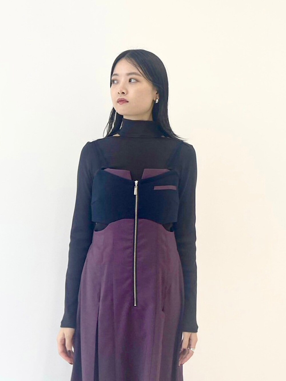 「UNITED TOKYOのサイドスリットキャミワンピース（ワンピース、パープル系）」を使った、UNITED TOKYO STAFFさん（レディース・163cm）の秋コーディネートの4枚目の写真