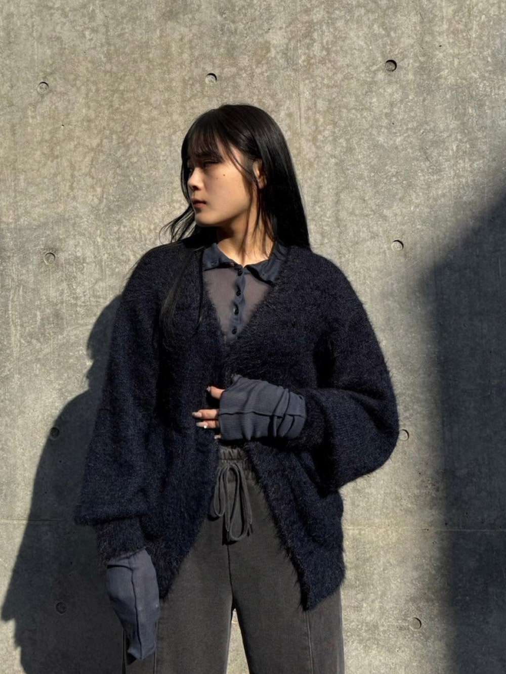 「UNITED TOKYOのシャギーモヘアカーディガン（カーディガン/ボレロ、ブラック系）」を使った、UNITED TOKYO STAFFさん（レディース・157cm）の秋コーディネートの4枚目の写真