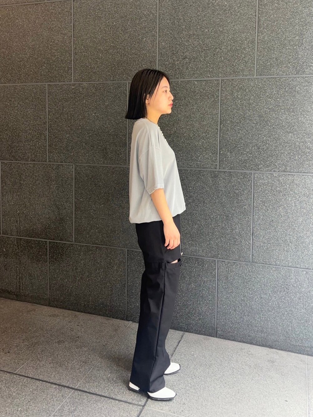 グレー系のTシャツ/カットソー、ブラック系のその他パンツを着用したレディースの夏コーディネートの2枚目の写真