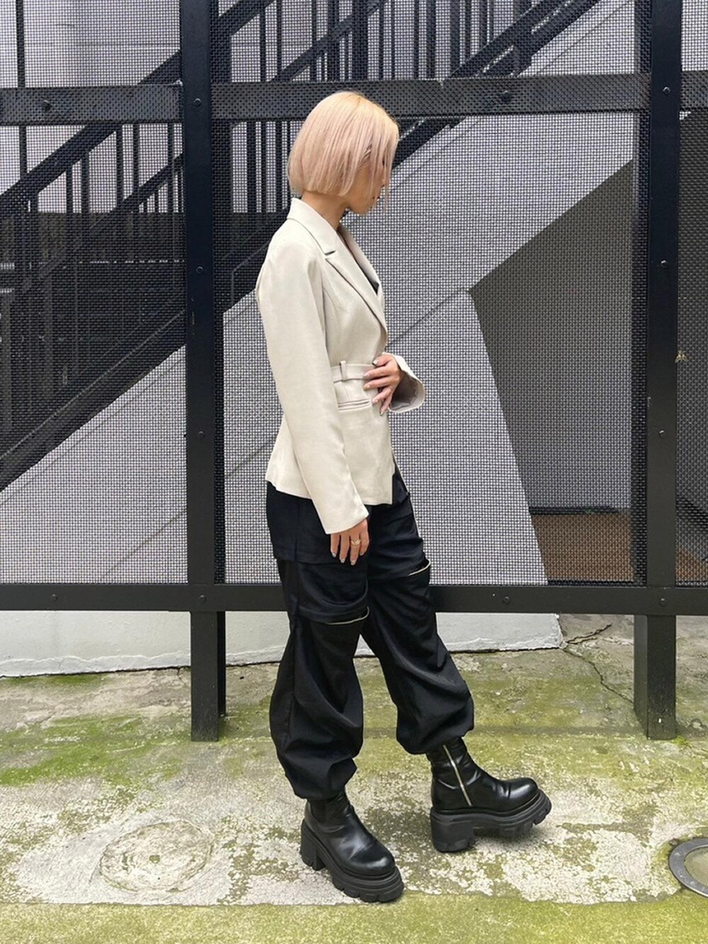 ベージュ系のセットアップ、ブラック系のカーゴパンツを着用したレディースの春コーディネートの5枚目の写真