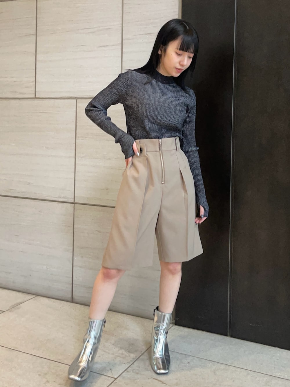 ブラック系のニット/セーター、ベージュ系のその他パンツを着用したレディースの春コーディネートの2枚目の写真