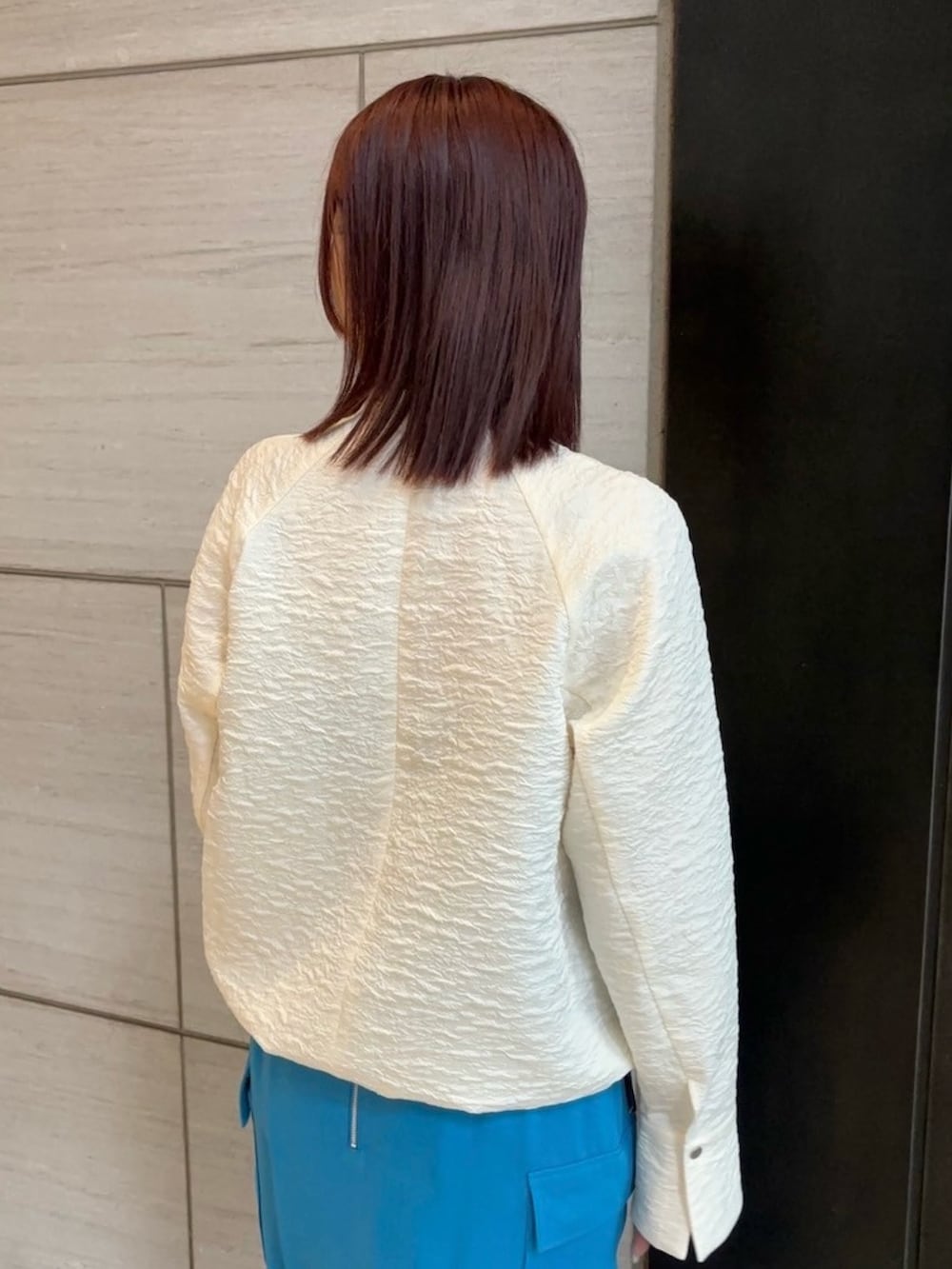 ブルー系のスカート、ホワイト系のシャツ/ブラウスを着用したレディースの春コーディネートの6枚目の写真