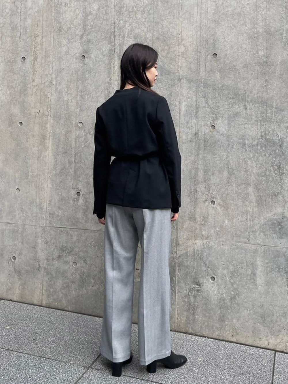 ブラック系のテーラードジャケット、グレー系のその他パンツを着用したレディースの秋コーディネートの3枚目の写真
