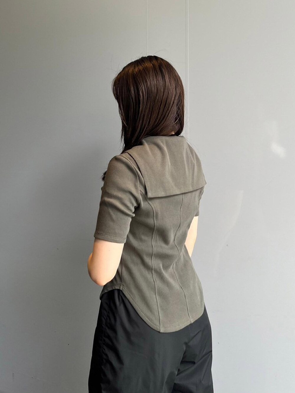 グリーン系のTシャツ/カットソー、ブラック系のその他パンツを着用したレディースの夏コーディネートの4枚目の写真