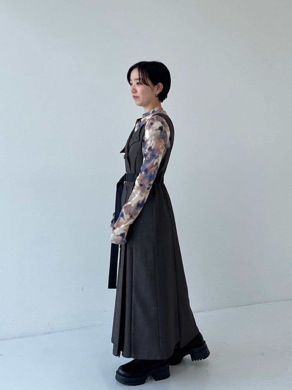 ブラウン系のジャンパースカート、ベージュ系のTシャツ/カットソーを着用したレディースの秋コーディネートの2枚目の写真