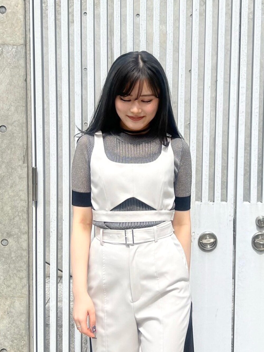 ゴールド系のニット/セーター、ベージュ系のベスト、ベージュ系のその他パンツを着用したレディースの春コーディネートの5枚目の写真