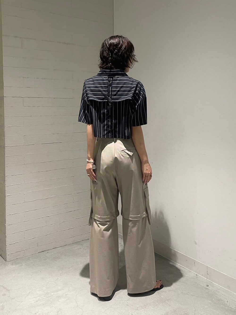 「休日スタイル、きれいめカジュアル、カーゴパンツ、ショートシャツ」｜「UNITED TOKYOのシアーレイヤーハーフシャツ（シャツ/ブラウス、ブルー系）」を使った、UNITED TOKYO STAFFさん（レディース・163cm）の夏コーディネートの3枚目の写真