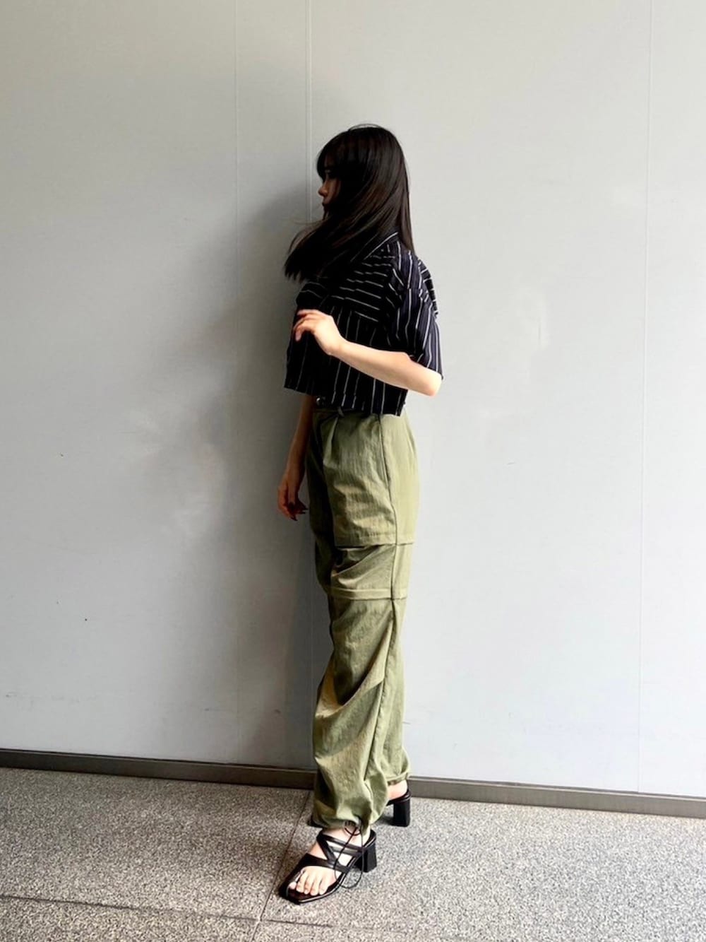 ブルー系のシャツ/ブラウス、グリーン系のカーゴパンツを着用したレディースの春コーディネートの2枚目の写真