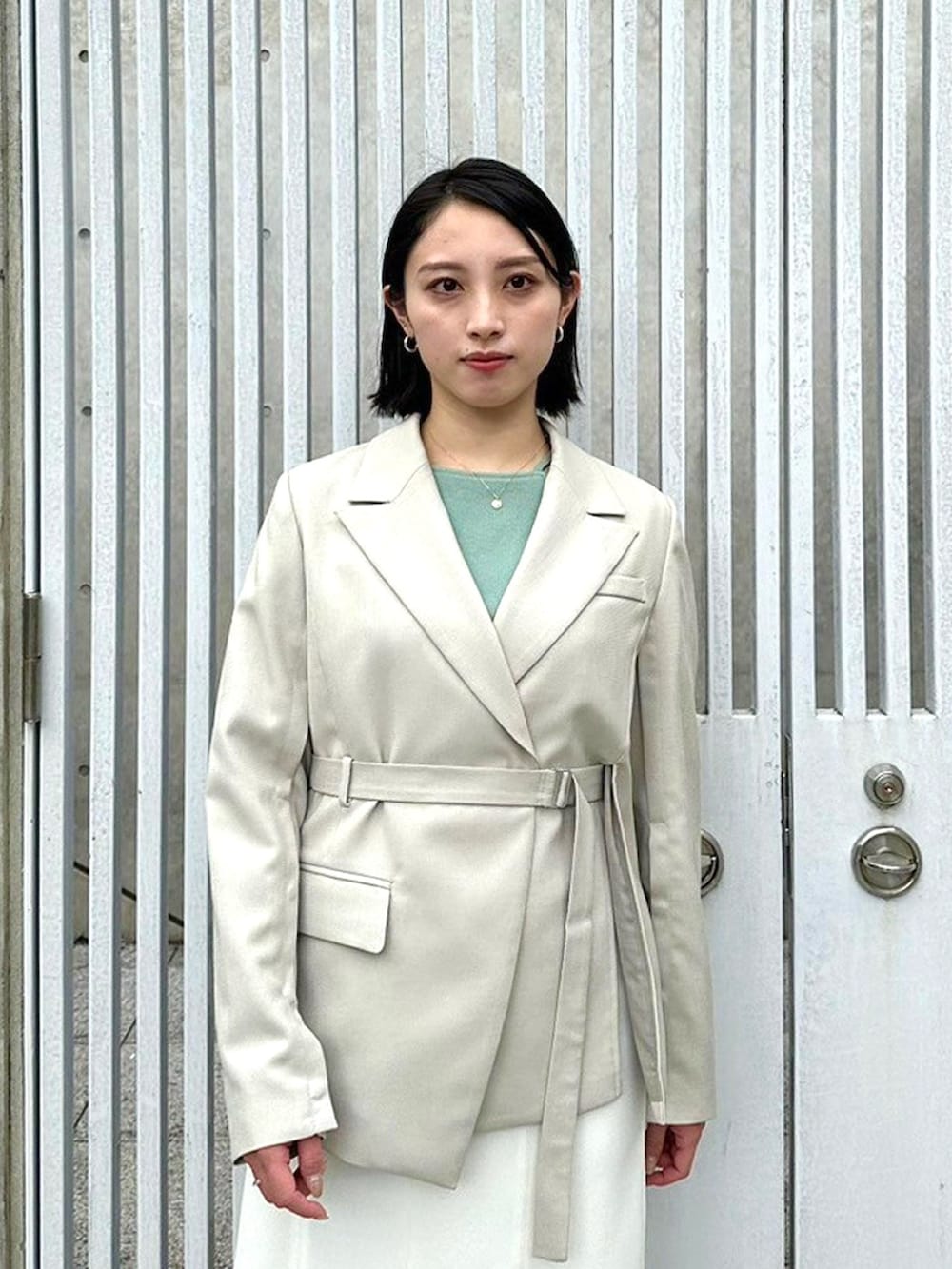 ベージュ系のセットアップを着用したレディースの春コーディネートの5枚目の写真