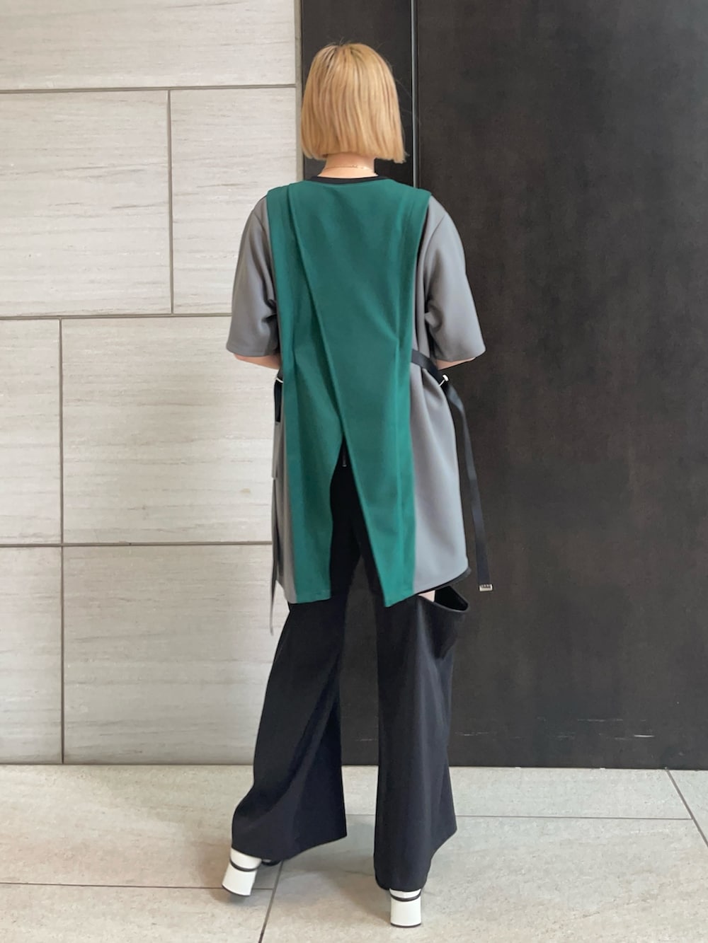 グリーン系のTシャツ/カットソーを着用したレディースの春コーディネートの3枚目の写真