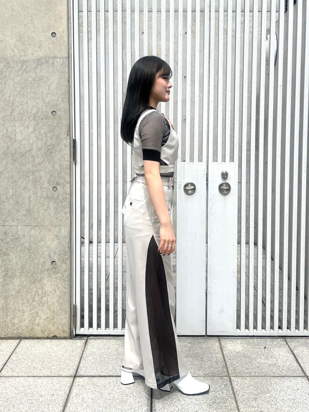 ゴールド系のニット/セーター、ベージュ系のベスト、ベージュ系のその他パンツを着用したレディースの春コーディネートの4枚目の写真