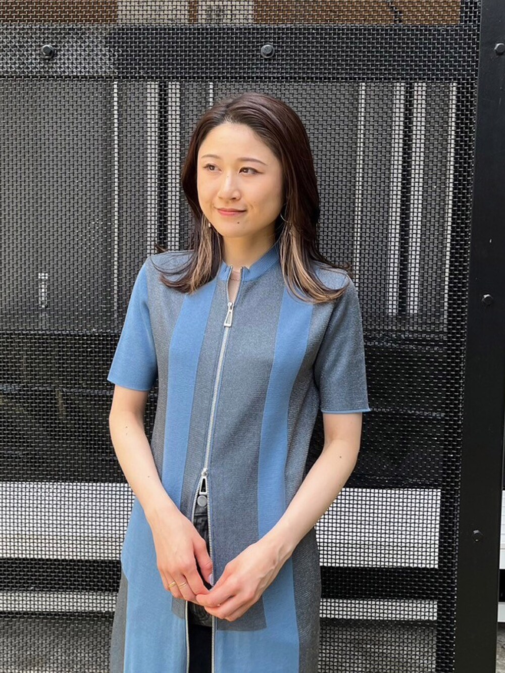 ブルー系のワンピース、ブラック系のデニムパンツを着用したレディースの夏コーディネートの3枚目の写真