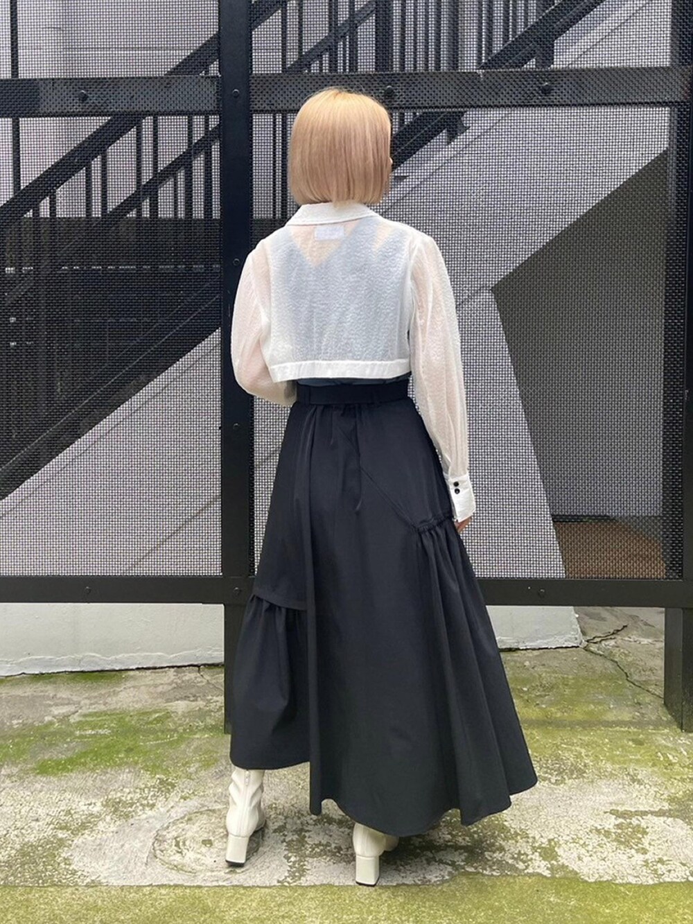 ホワイト系のシャツ/ブラウス、ブルー系のタンクトップ、ブラック系のスカートを着用したレディースの春コーディネートの3枚目の写真