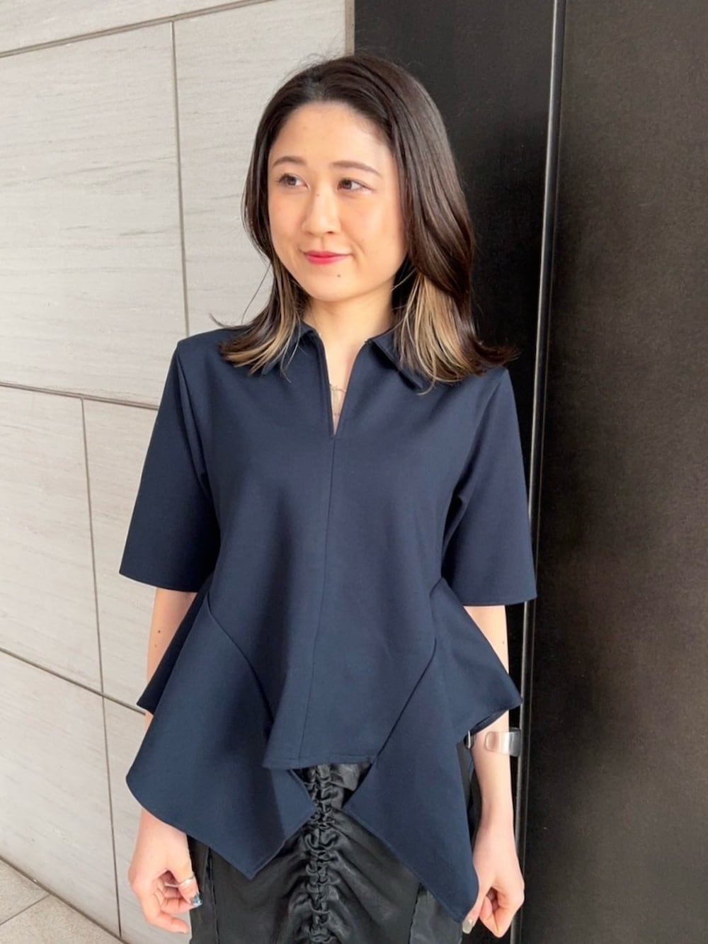 ブルー系のTシャツ/カットソー、ブラック系のスカートを着用したレディースの春コーディネートの5枚目の写真