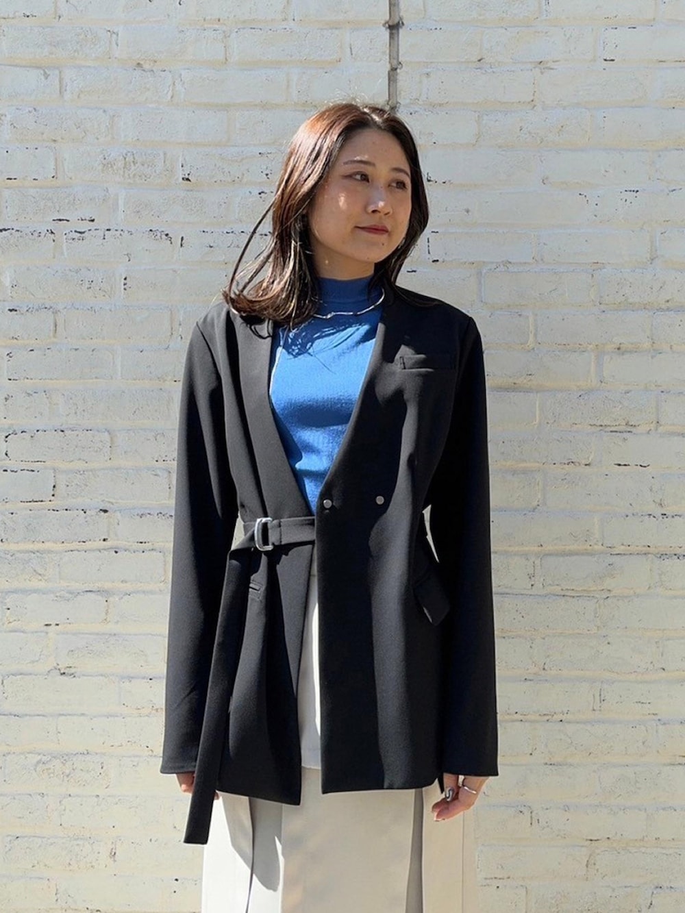 ブラック系のセットアップを着用したレディースの春コーディネートの5枚目の写真