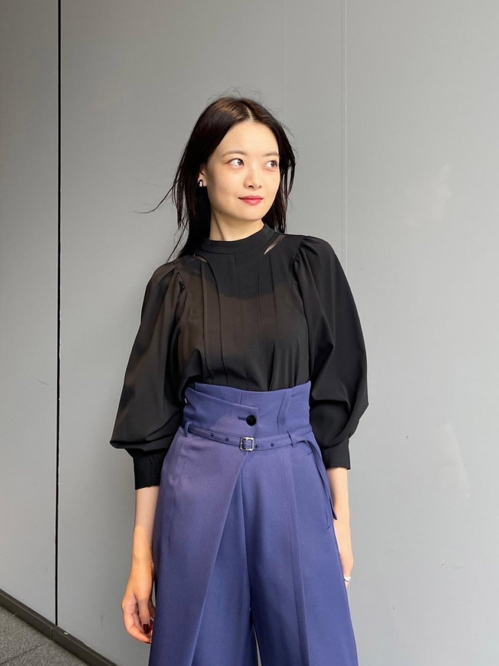 グレー系のシャツ/ブラウス、ブルー系のその他パンツを着用したレディースの秋コーディネートの4枚目の写真