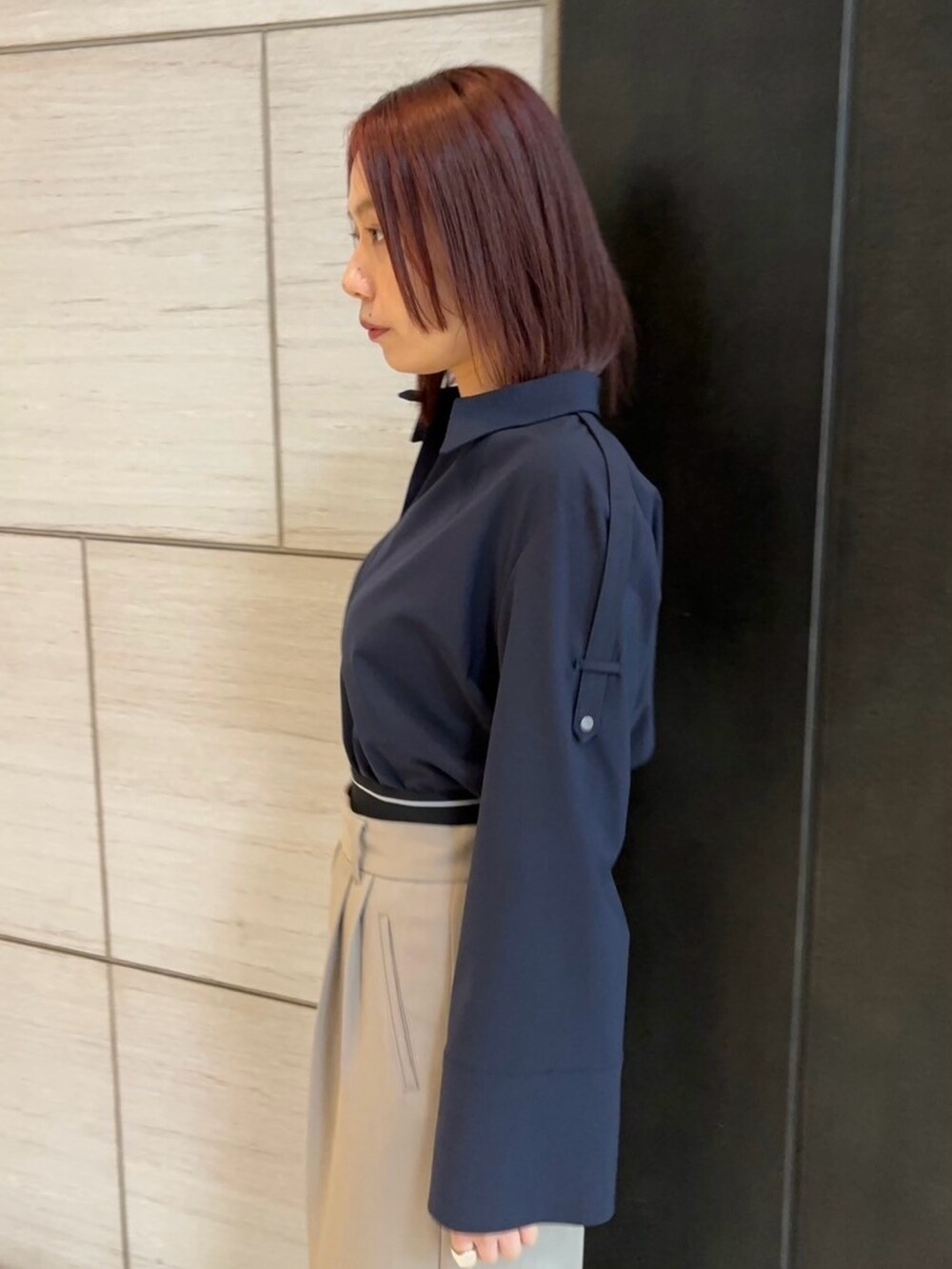 ベージュ系のその他パンツ、ブルー系のシャツ/ブラウスを着用したレディースの春コーディネートの5枚目の写真