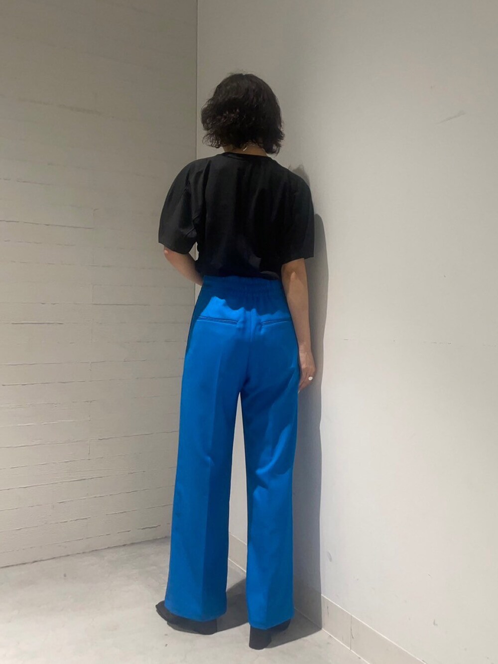 ブラック系のTシャツ/カットソーを着用したレディースの夏コーディネートの3枚目の写真