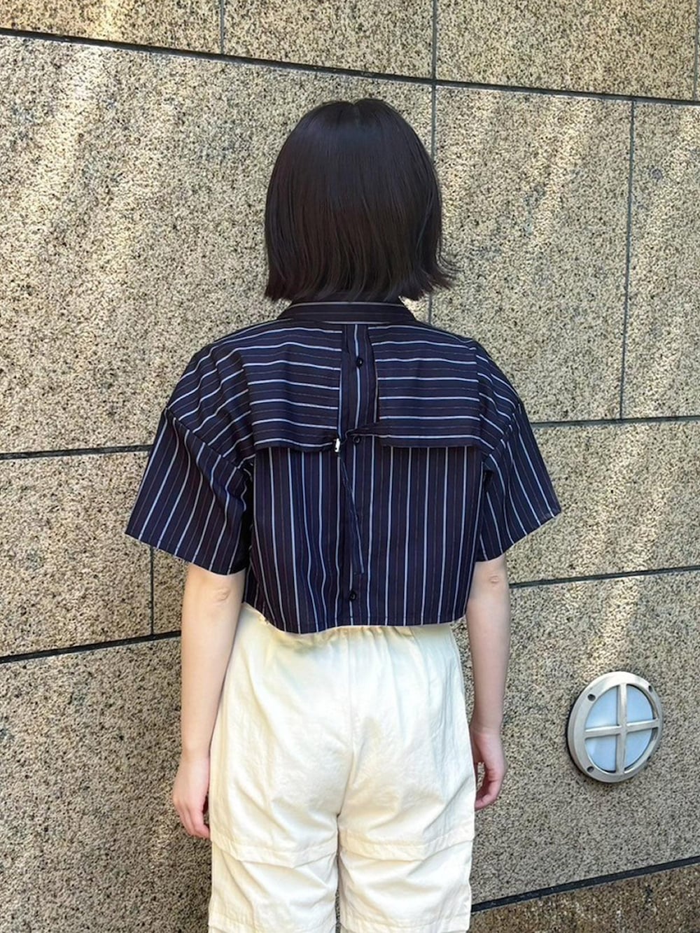 ブルー系のシャツ/ブラウス、ホワイト系のカーゴパンツを着用したレディースの春コーディネートの6枚目の写真