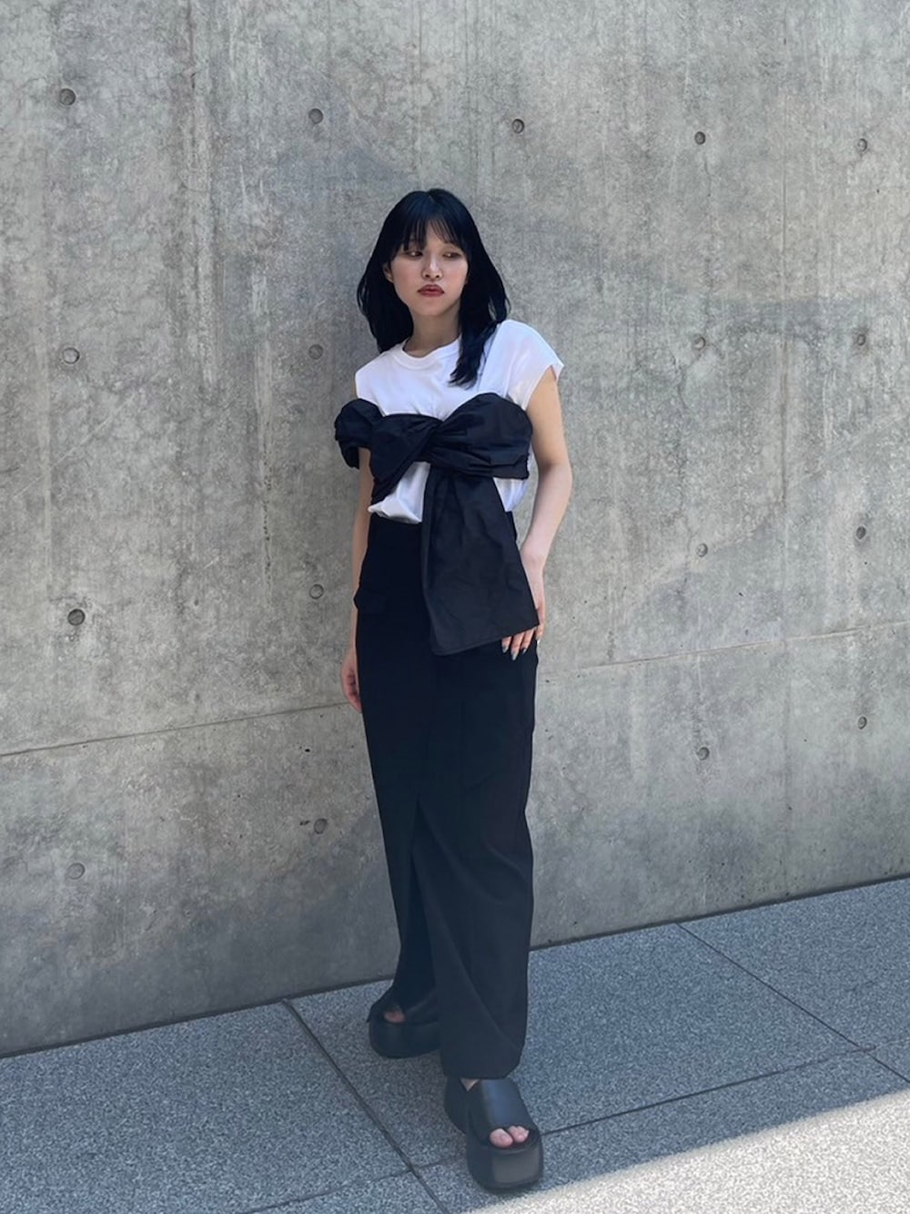 ホワイト系のTシャツ/カットソー、ブラック系のスカートを着用したレディースの夏コーディネートの2枚目の写真