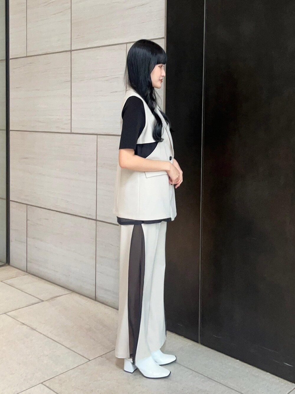 ベージュ系のベスト、ベージュ系のその他パンツを着用したレディースの春コーディネートの3枚目の写真