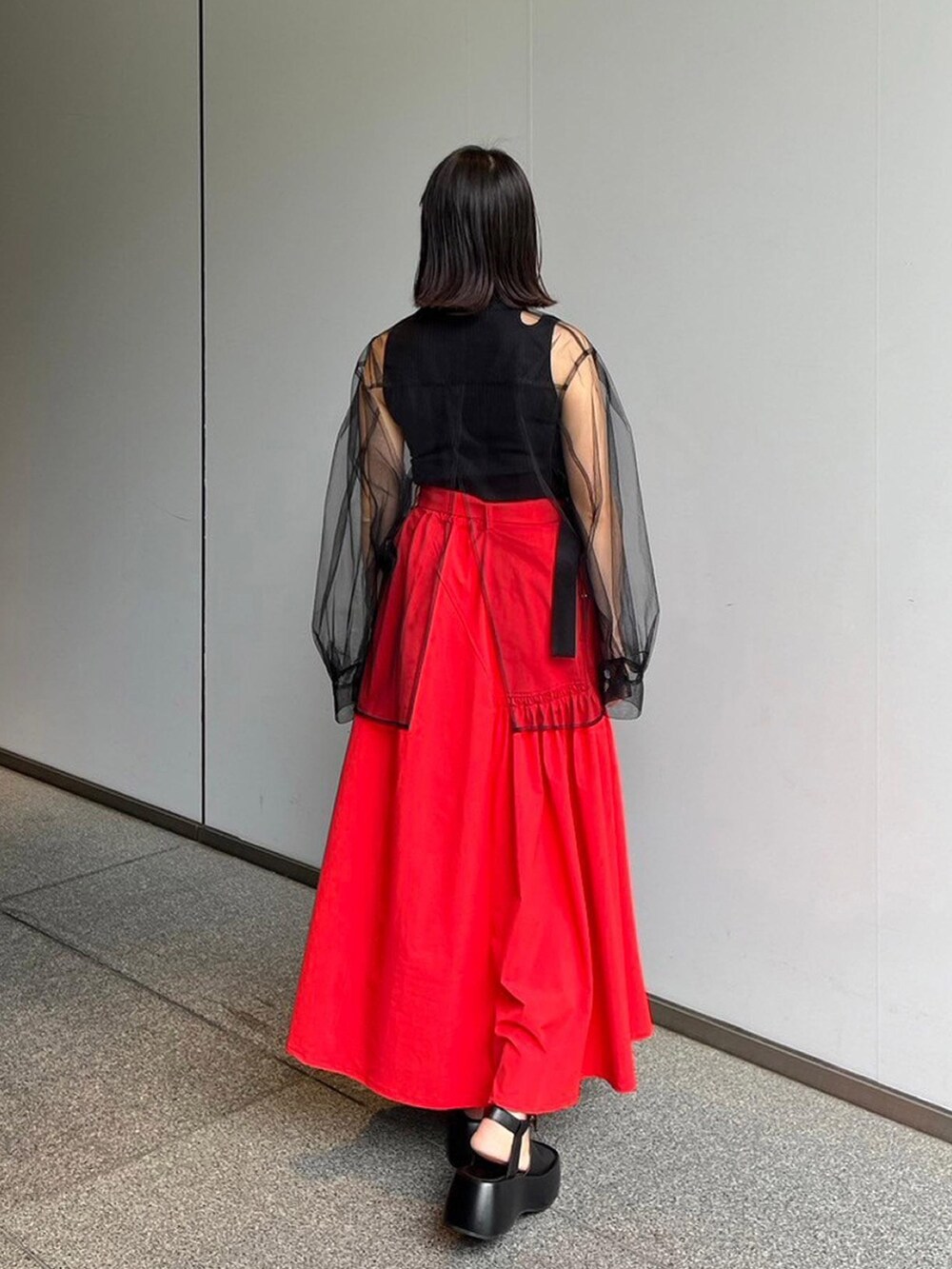 ブラック系のシャツ/ブラウス、ブラック系のタンクトップ、レッド系のスカートを着用したレディースの夏コーディネートの3枚目の写真