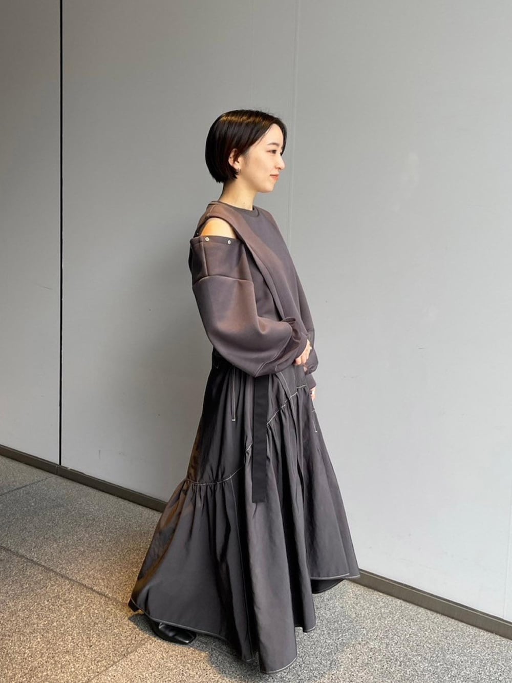 「UNITED TOKYOのシアードッキングデザイントップス（Tシャツ/カットソー、グレー系）」を使った、UNITED TOKYO STAFFさん（レディース・150cm）の秋コーディネートの2枚目の写真