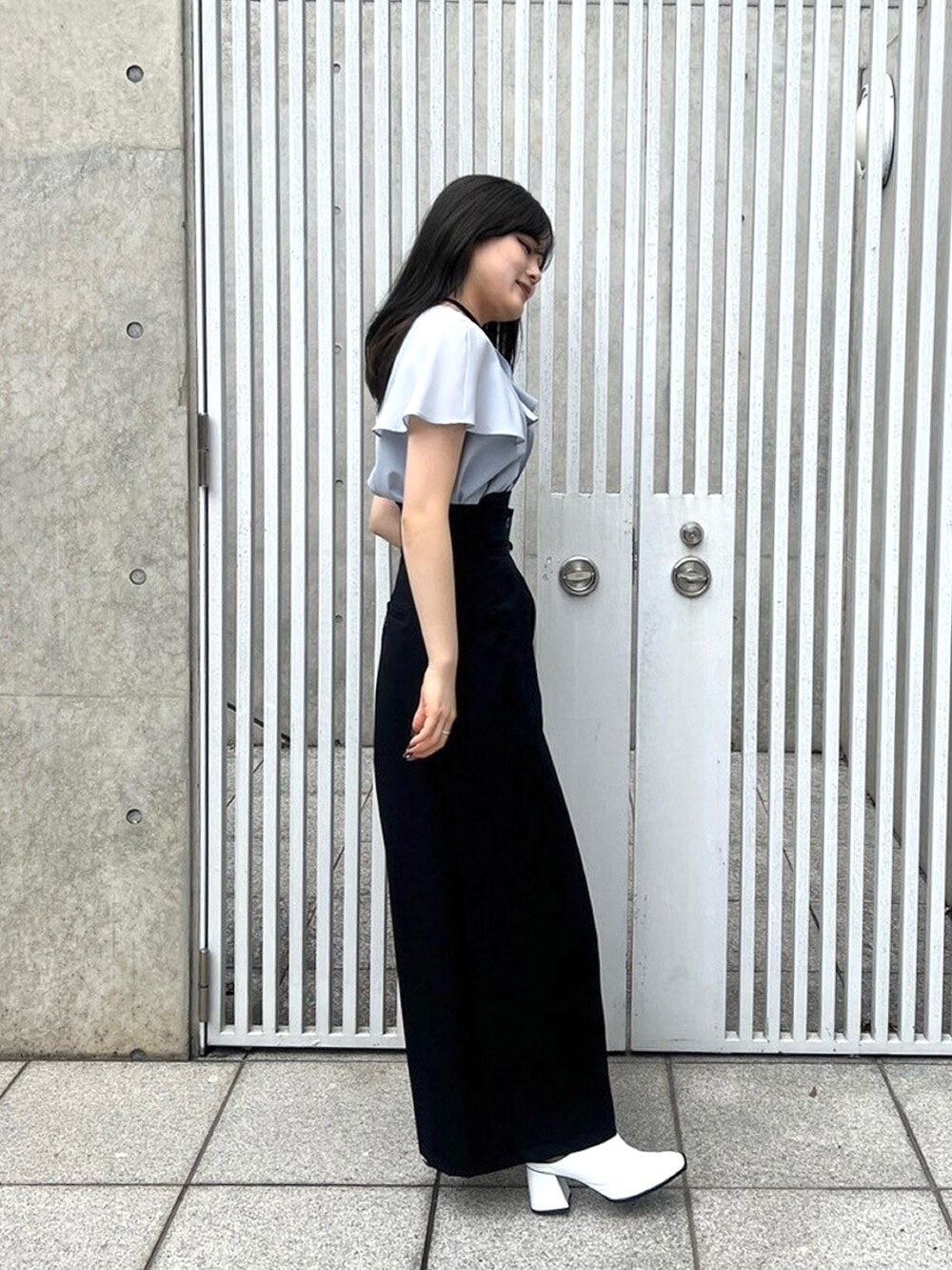 ブルー系のシャツ/ブラウス、ブラック系のスラックスを着用したレディースの春コーディネートの4枚目の写真