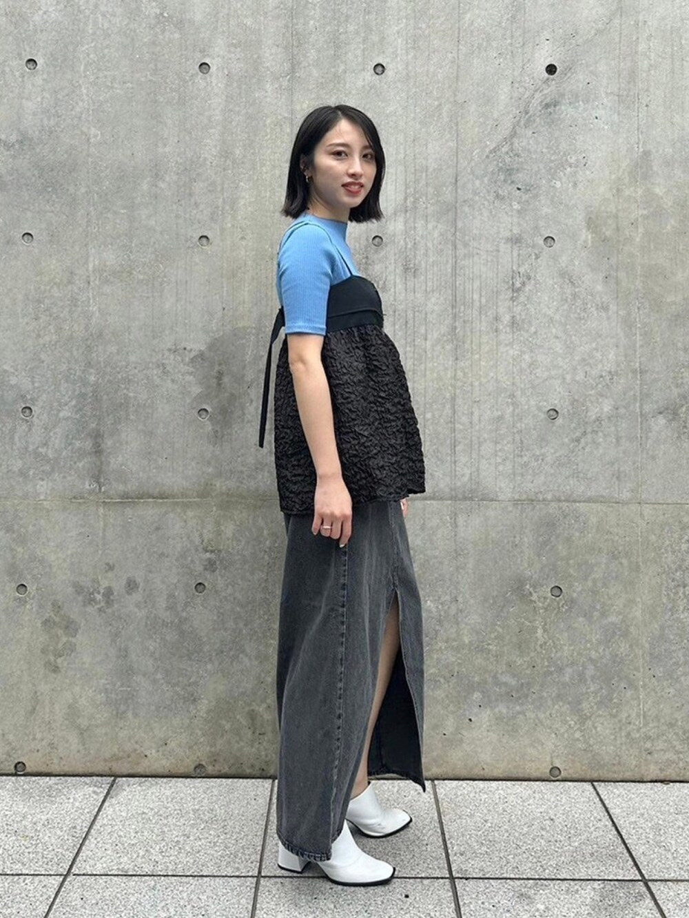 ブラック系のキャミソール、ブルー系のTシャツ/カットソーを着用したレディースの春コーディネートの4枚目の写真