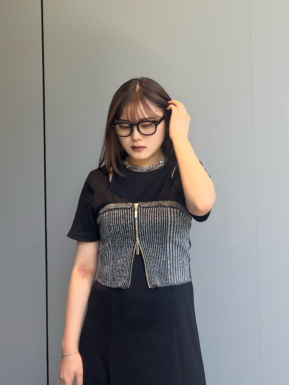 ブラック系のワンピース、シルバー系のニット/セーターを着用したレディースの夏コーディネートの3枚目の写真