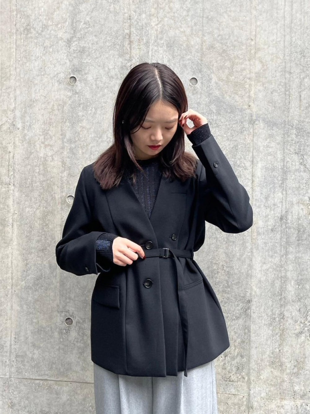 ブラック系のテーラードジャケット、グレー系のその他パンツを着用したレディースの秋コーディネートの4枚目の写真