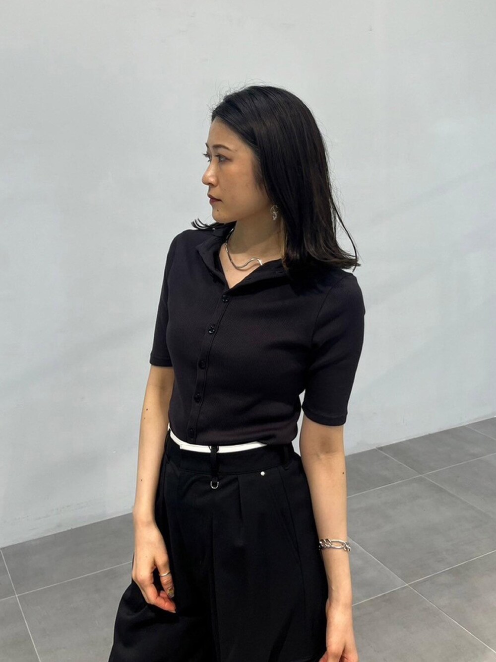 ブラウン系のTシャツ/カットソー、ブラック系のその他パンツを着用したレディースの秋コーディネートの4枚目の写真