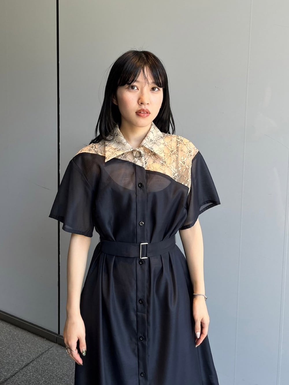 ブルー系のシャツワンピースを着用したレディースの夏コーディネートの4枚目の写真