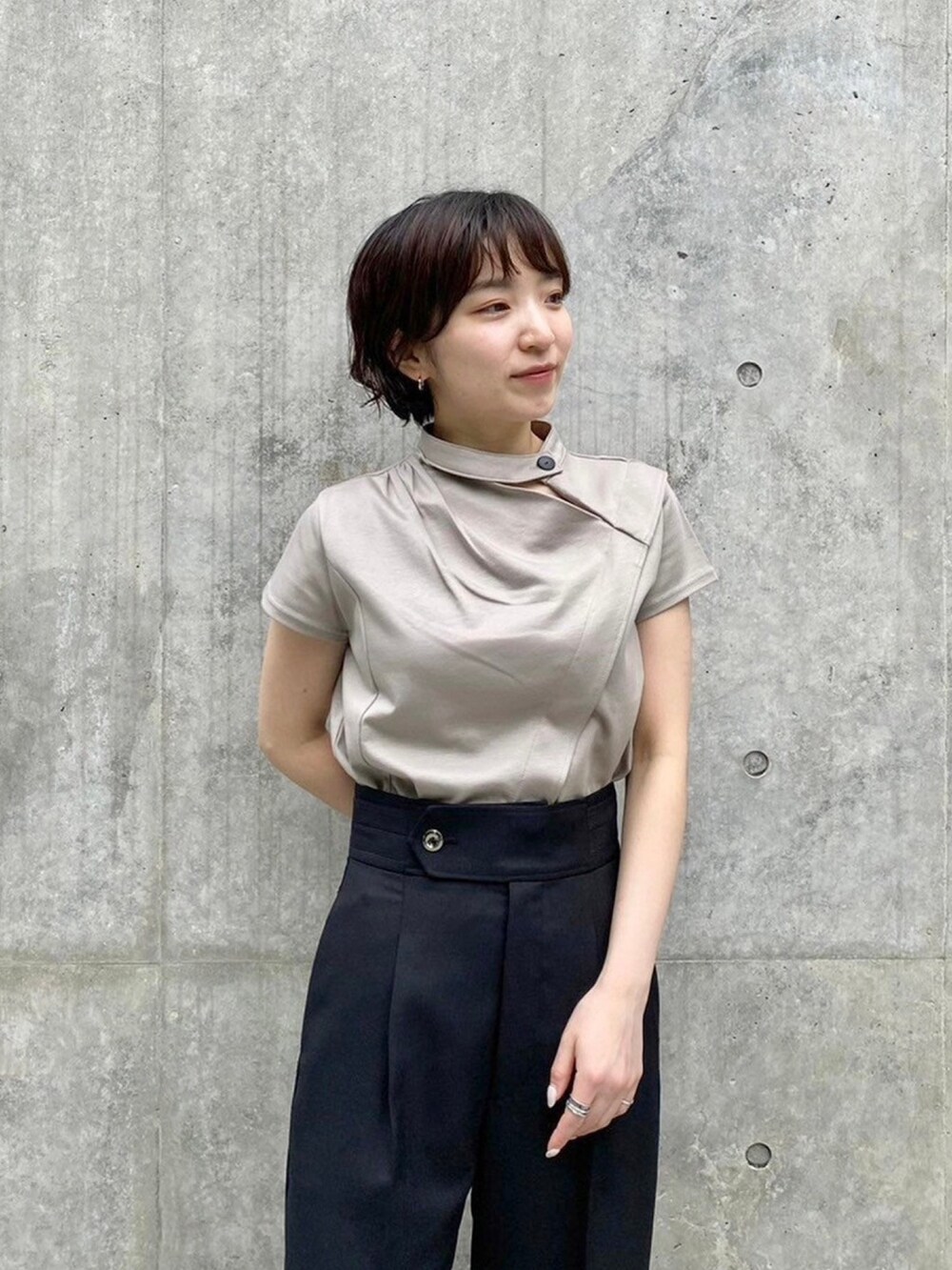 ベージュ系のTシャツ/カットソーを着用したレディースの春コーディネートの5枚目の写真